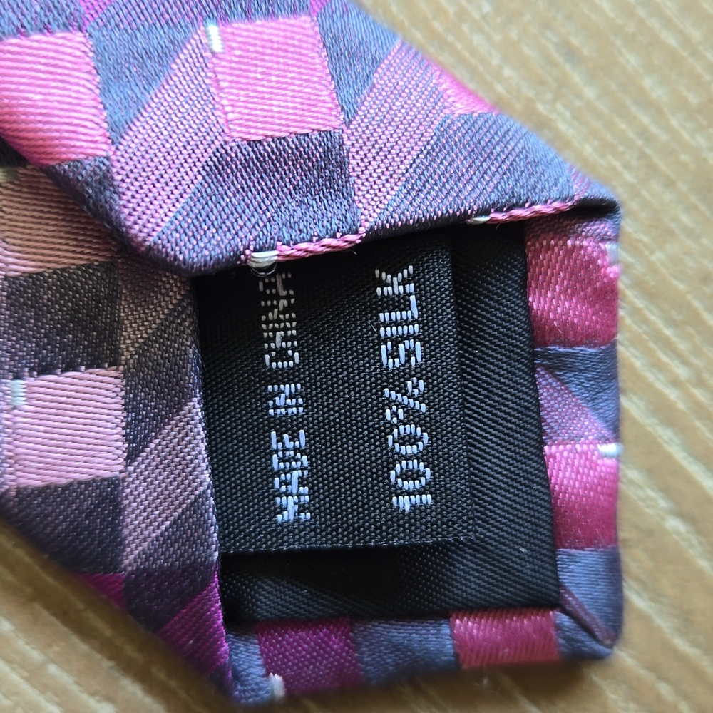 Arrow 3-D looking squares necktie. - Picture 5 of 6